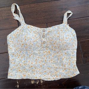Cute crop top with inserts that can be hakend out. Base color is beige